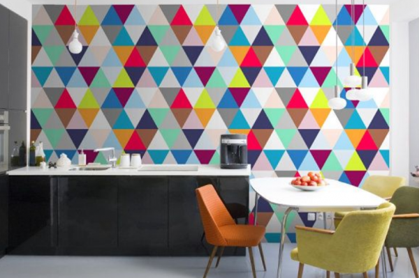 Dinding dengan pola geometris